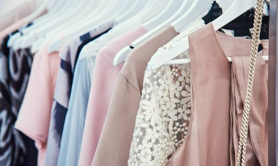 Różnorodność fasonów bluz damskich rozpinanych – jak dobrać model do swojej sylwetki?