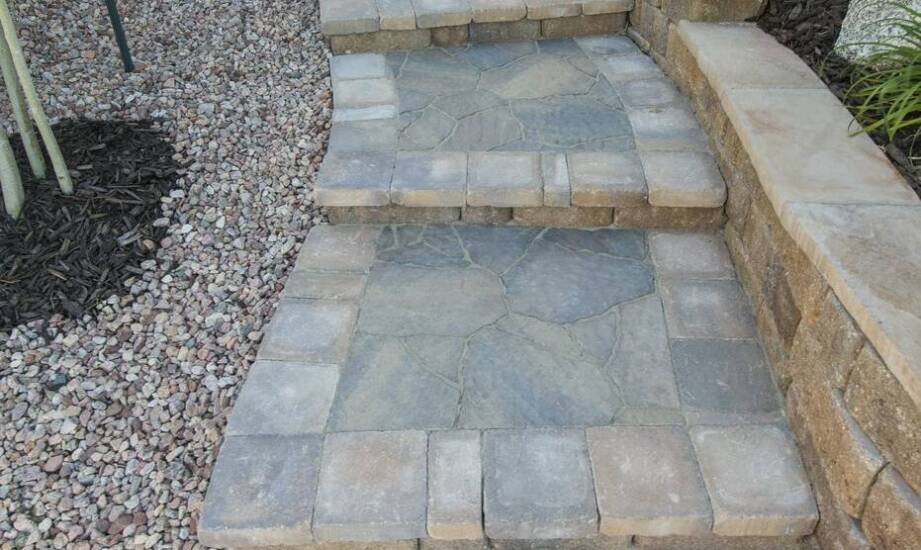 Dlaczego schody zewnętrzne z kamienia to inwestycja na lata?