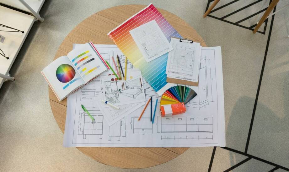 Jakie materiały dydaktyczne są dostępne dla uczestników kursu pedagogicznego w miesiąc?