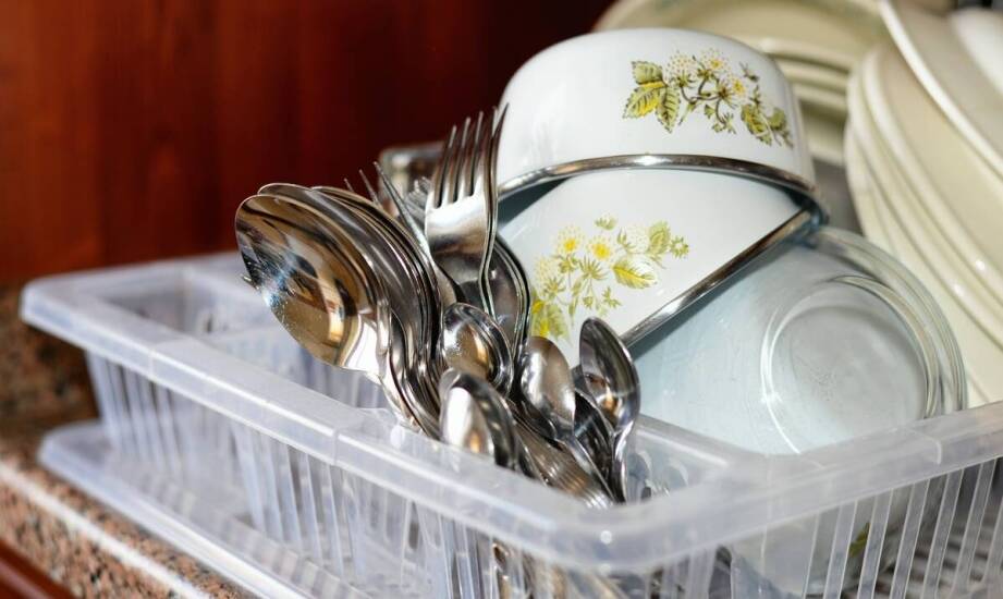 Jakie są najczęstsze przyczyny niedomywania naczyń w zmywarkach i jak je eliminować?