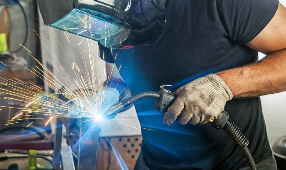 Jakie są kluczowe wyzwania w eliminacji błędów wewnętrznych spoiny podczas spawania gazowego?