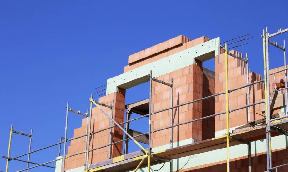 Jakie są kluczowe cechy nadproży betonowych stosowanych w nowoczesnych budynkach?