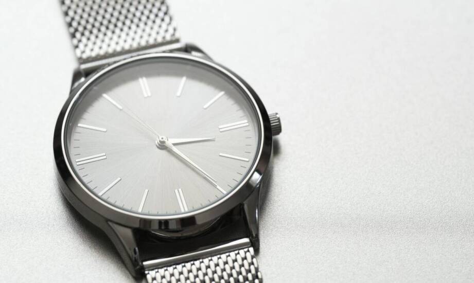 Personalizacja zegarków poprzez grawerowanie – unikalna oferta dla klientów