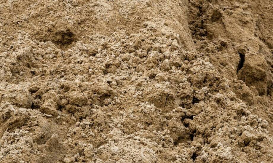 Jak naturalne kleje w hydrohumusowaniu wpływają na stabilność gleby?