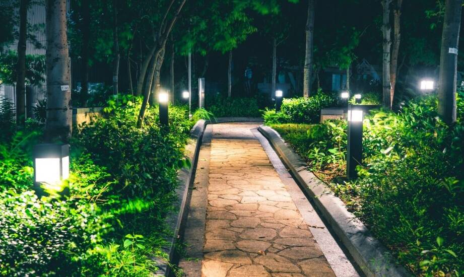 Oświetlenie LEDowe zewnętrzne a oszczędność energii – kluczowe zalety