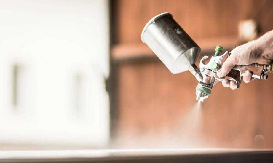 Korzyści z używania pistoletu do malowania z dolnym zbiornikiem w pracach remontowych