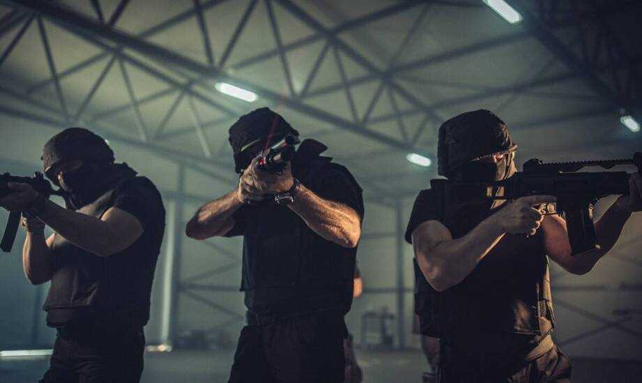 Jakie korzyści przynosi zakup strzelnicy na sprzedaż z multimedialnym trenażerem?