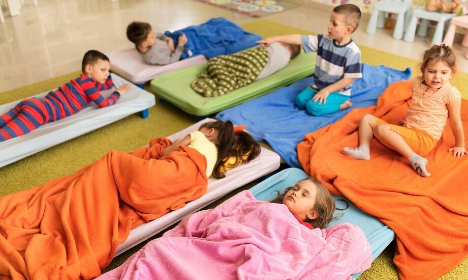 Dostosowanie leżaków przedszkolnych do potrzeb dzieci z różnymi wymaganiami