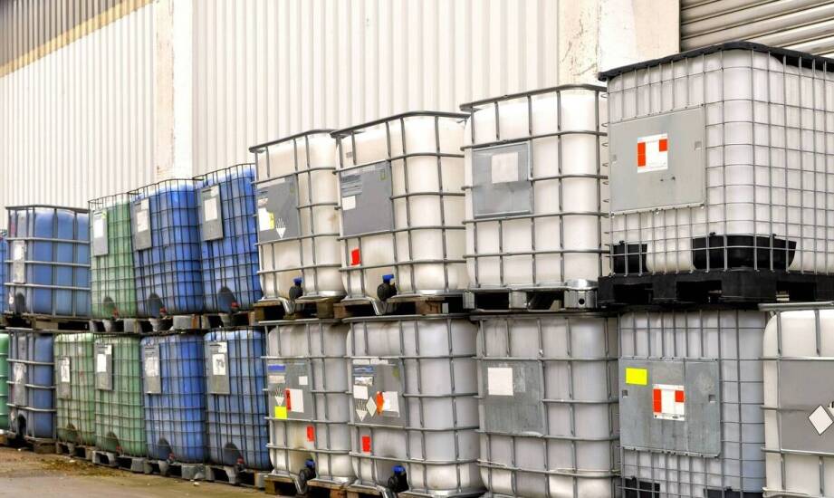 Jakie są korzyści z użycia tworzyw sztucznych w produkcji opakowań dla przemysłu chemicznego?