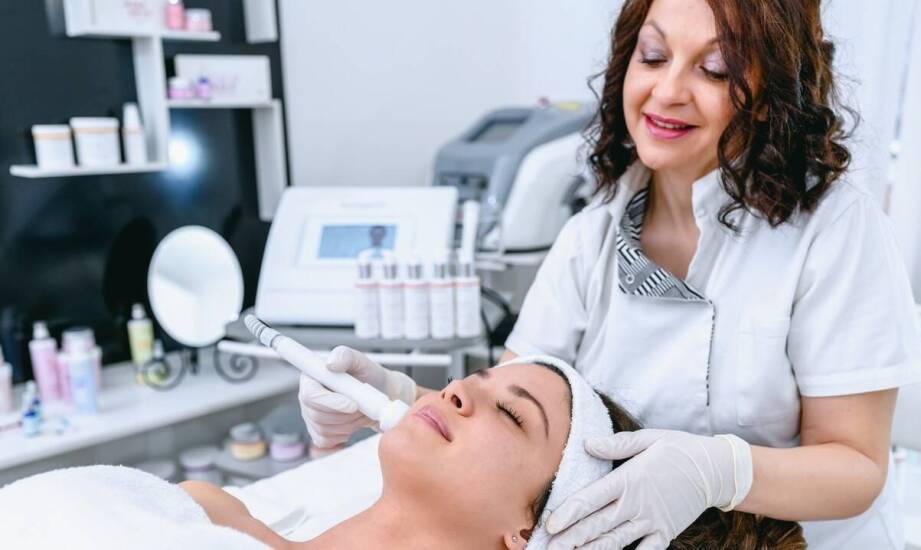 Jakie zabiegi ujędrniające oferuje medycyna estetyczna?