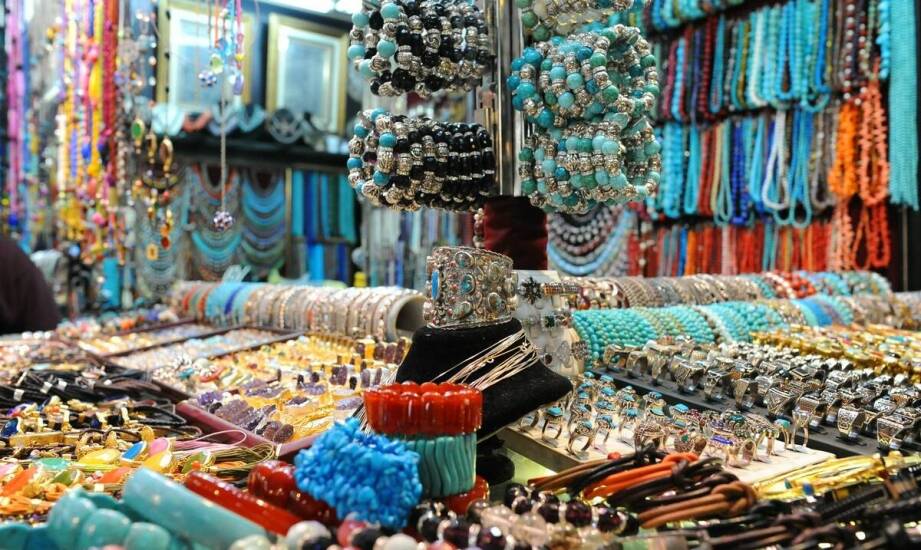 Turkusowe bransoletki – jak dopasować je do codziennych stylizacji?