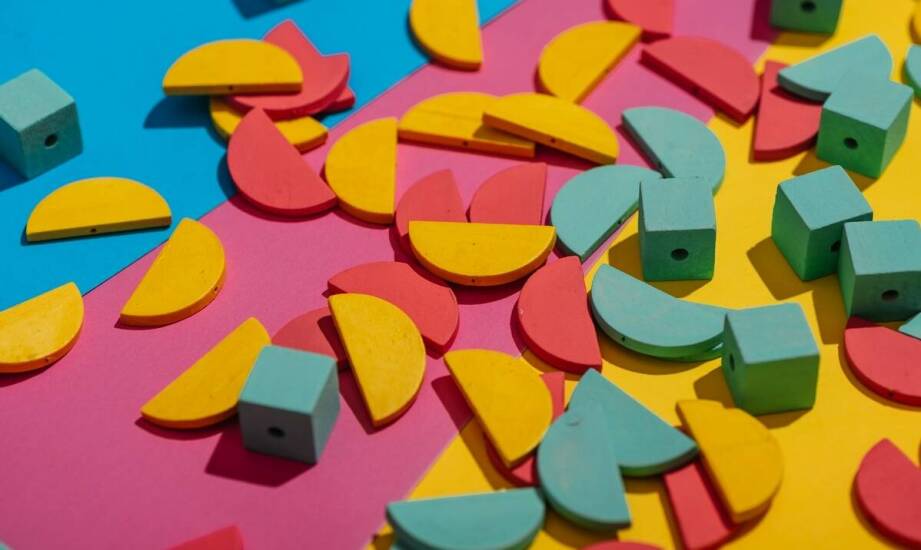 Kolorowe grzechotki jako narzędzie do rozwijania percepcji wzrokowej