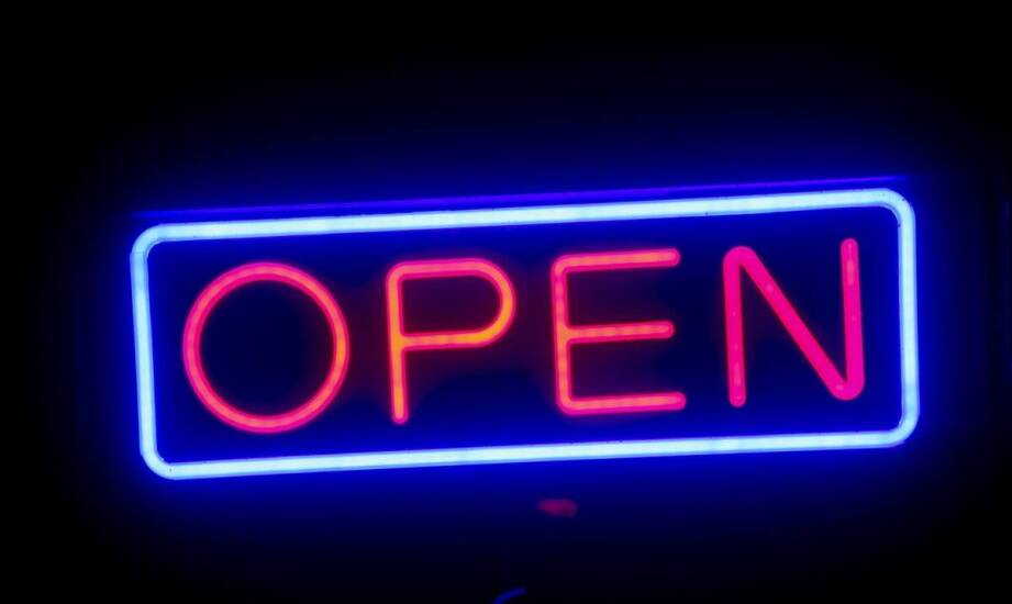 Energooszczędność neonów na zamówienie – dlaczego to istotne dla organizatorów wydarzeń?