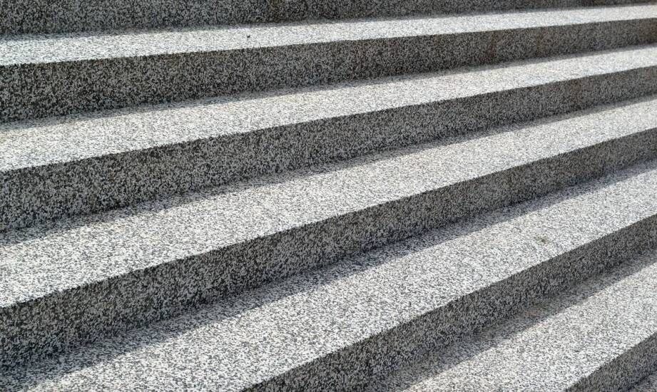 Schody zewnętrzne z granitu w przestrzeniach publicznych – zalety i wyzwania