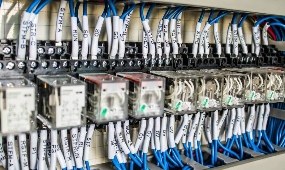 Przekaźnik trójfazowy w systemach HVAC - dlaczego jest niezbędny?