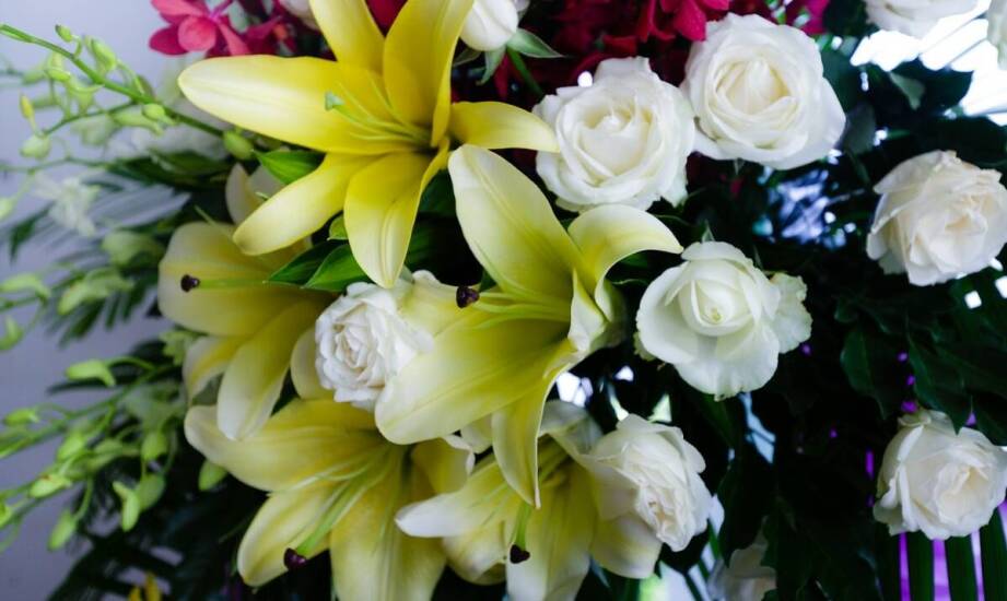 Jak wybrać odpowiednie kwiaty do pudełka welurowego czarnego?