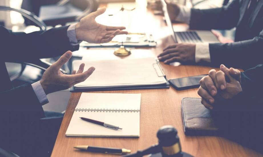 Jak radcy prawni wspierają klientów w sporach gospodarczych?