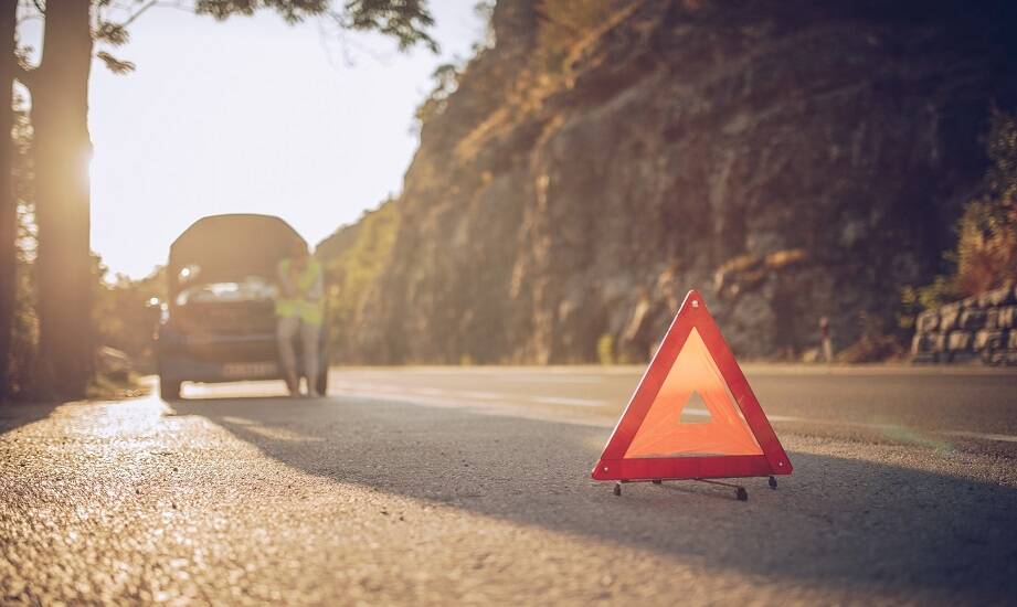 Jakie są kluczowe zasady bezpiecznego podróżowania i gdzie szukać pomocy na drodze?