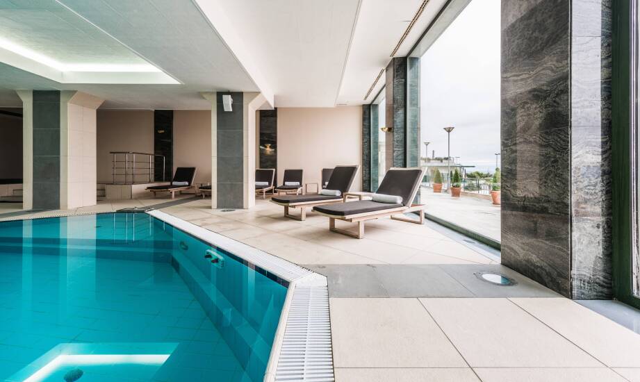 Basen kryty: Idealny na każdą pogodę w hotelu nad morzem