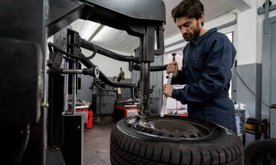 Serwis opon a trwałość szyb – co warto wiedzieć?