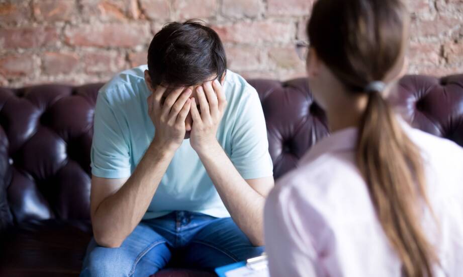 Jak terapia uzależnienia od alkoholu różni się od leczenia farmakologicznego?