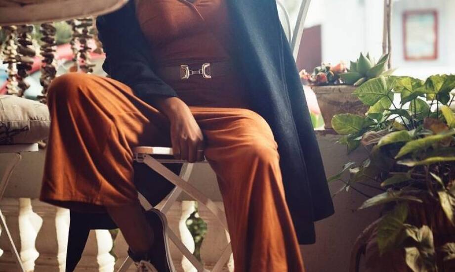 Modne stylizacje z zestawami dzianinowymi i spódnicą na sezon