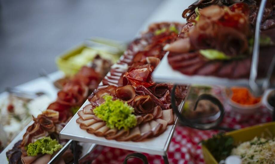 Jakie przekąski z kuchni polskiej warto uwzględnić na zimnej płycie weselnej?