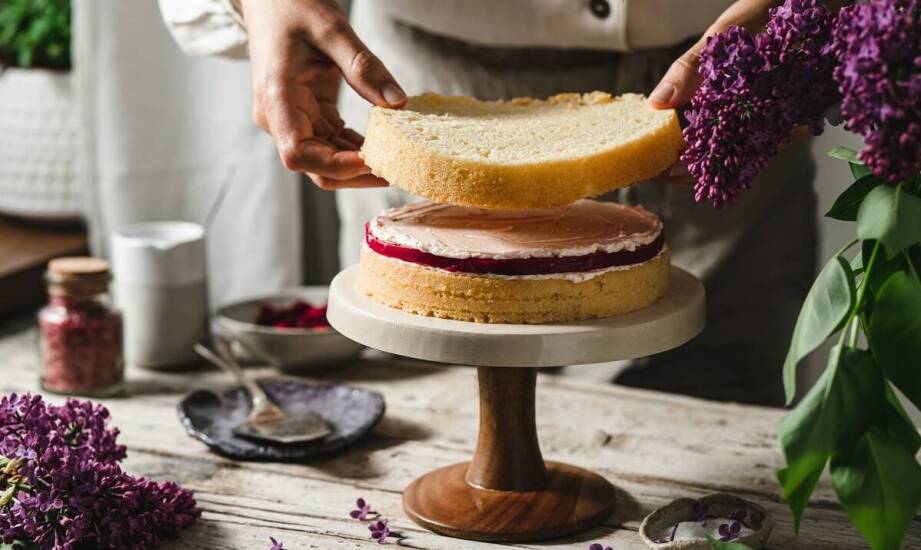 Jakie cechy powinien mieć stojak na ciasto dla profesjonalnych cukierników?