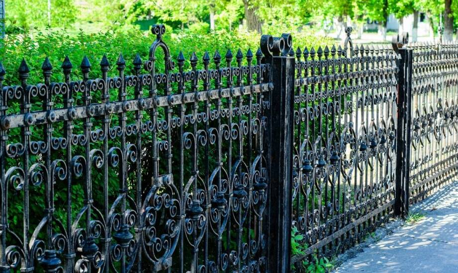 Kluczowe cechy ogrodzeń frontowych pod względem bezpieczeństwa