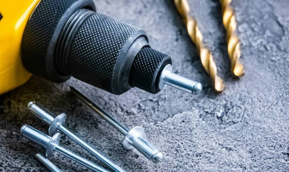 Jak dobrać odpowiednie wiertła do betonu zbrojonego do specyficznych materiałów?