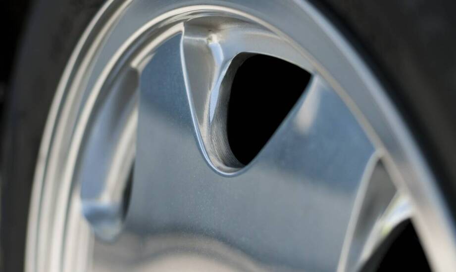 Jak technologia lakierowania poprawia estetykę felg w odcieniu shadow?