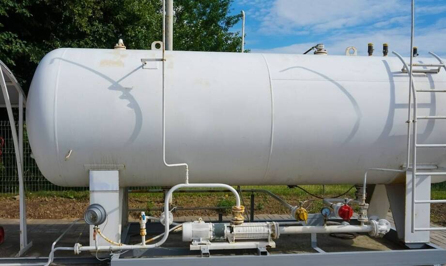 Zastosowanie podwójnej ścianki w zbiornikach magazynowych: korzyści i funkcje