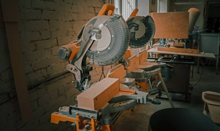 Przewodnik po wynajmie frezarki do rowków w betonie – co warto wiedzieć?