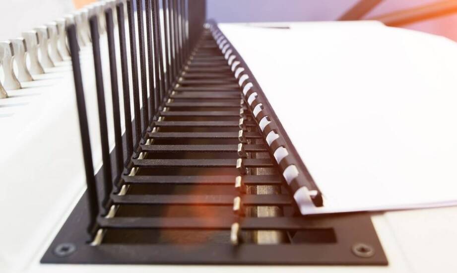 Kluczowe zalety korzystania z pojemników na ulotki A5 w sklepach i biurach