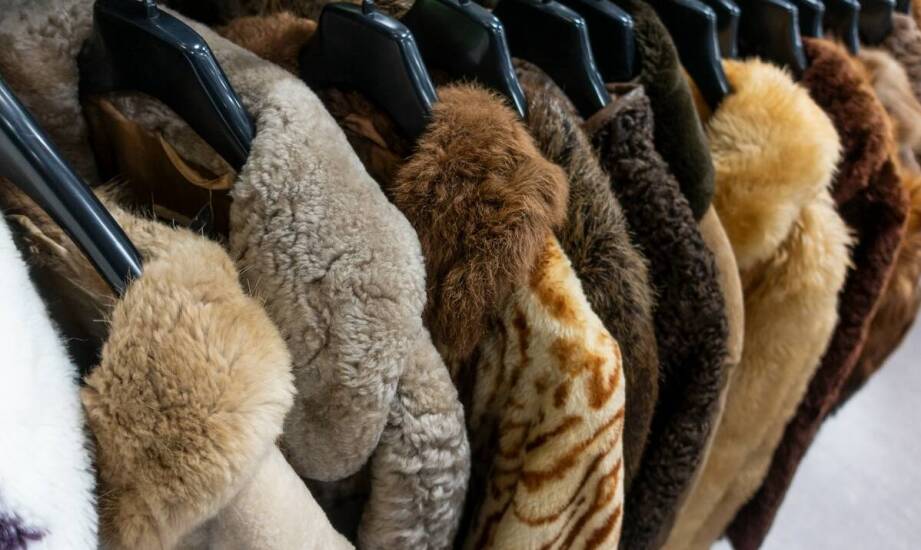 Wybór płaszcza przejściowego damskiego z kapturem na różne typy sylwetki