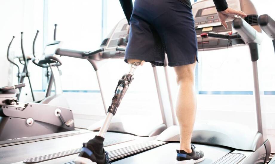 Zastosowanie modułów elektronicznych w protezach nóg – co warto wiedzieć?