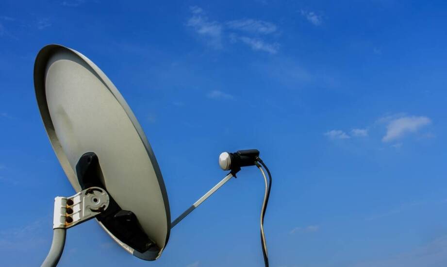 Jakie czynniki wpływają na wydajność anten w instalacjach telekomunikacyjnych?