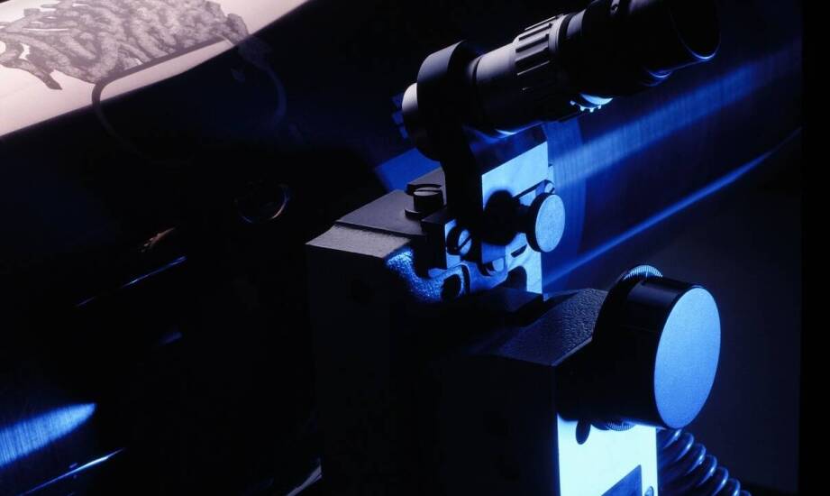 Jakie są podstawowe różnice między szyfrowaniem sprzętowym a programowym dysków?