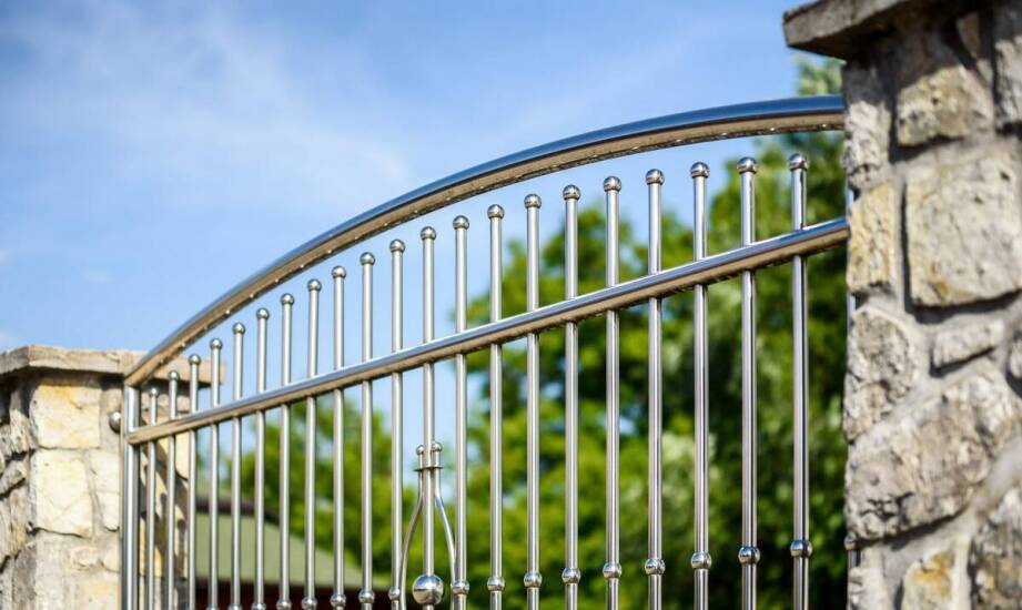Jakie możliwości aranżacyjne dają przęsła ogrodzeniowe ze stali nierdzewnej?
