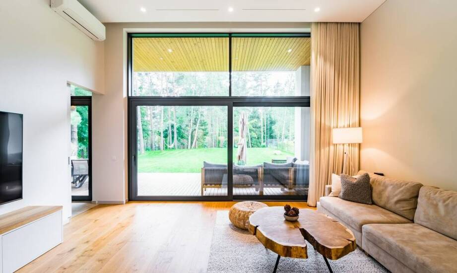 Klienci o drzwiach harmonijkowych z przeszklonymi panelami