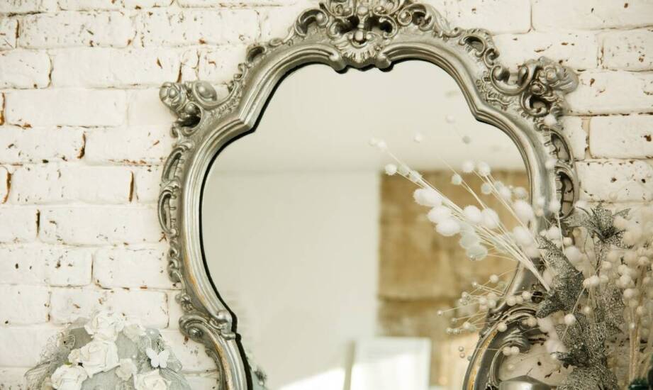 Magiczna symbolika charmsów z motywem pandora żaba z korona