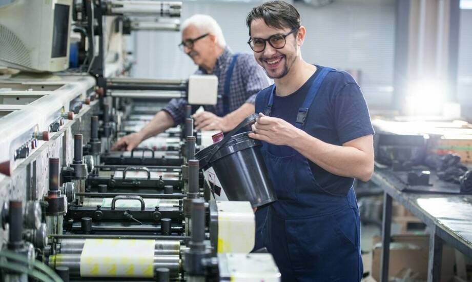 Jakie korzyści przynoszą nowoczesne maszyny drukarskie w produkcji reklamowej?