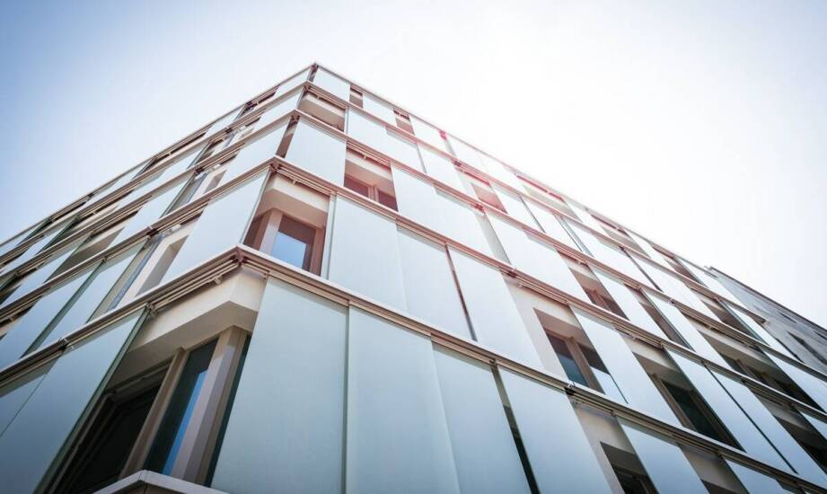 Funkcjonalność uchwytów do szkła i szyb w konstrukcjach przeszklonych