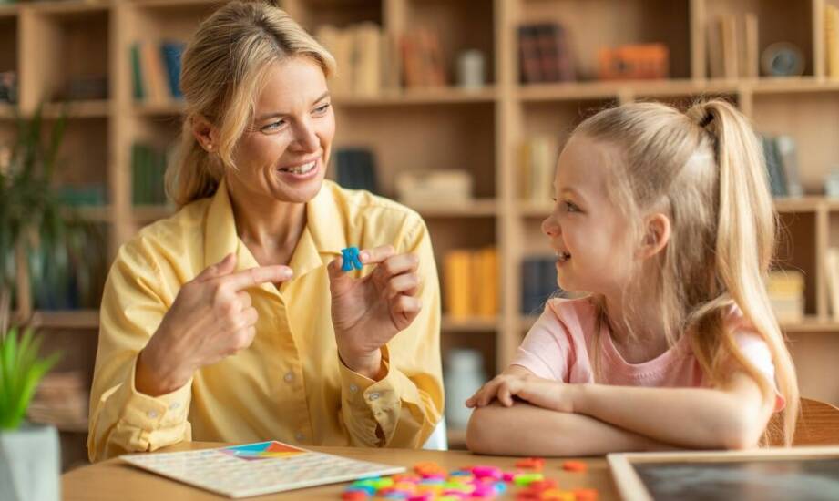 Jak specjaliści mierzą postępy dzieci uczestniczących w programie terapii surdopedagogicznej?