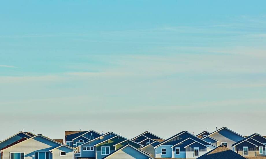 Domy jednorodzinne a mieszkania – co wybrać w zależności od stylu życia?