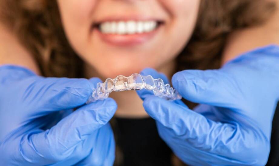 Wpływ nakładek Invisalign na zdrowie zębów i dziąseł