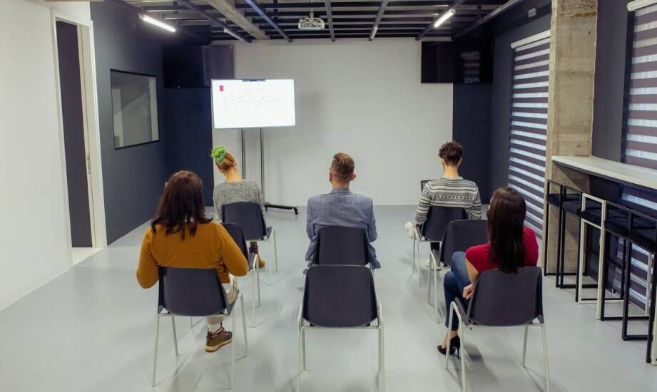 Jakie są różnice między szkoleniami BHP online a stacjonarnymi w Warszawie?