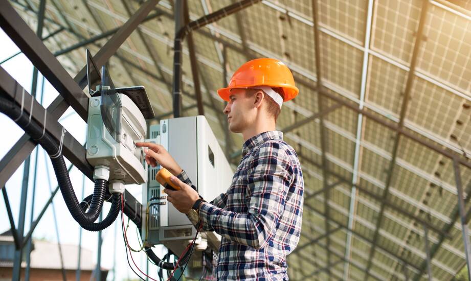 Jak serwis UPS wspiera zarządzanie energią w automatyce przemysłowej?