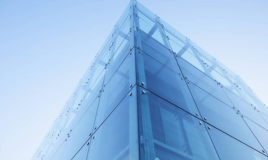 Zastosowanie folii przeciwsłonecznych w budynkach biurowych: ochrona i komfort