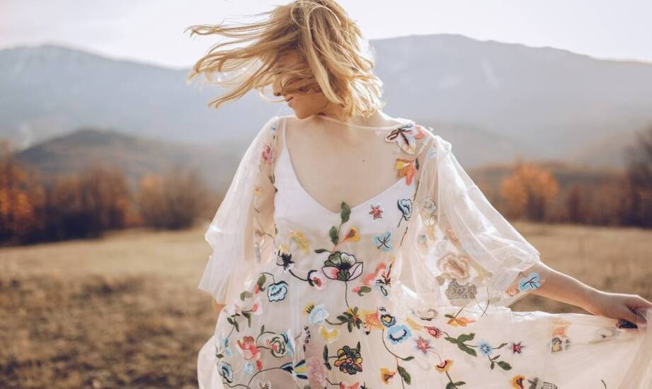 Jakie zalety niesie ze sobą sesja kobieca realizowana przez taniego fotografa?